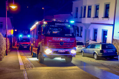 Doppelgarage in Buchholz ausgebrannt: Feuerwehr verhindert Schlimmeres - In Annaberg kam es in der Nacht zu einem starken Feuer.