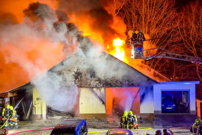 Doppelgarage in Buchholz ausgebrannt: Feuerwehr verhindert Schlimmeres - In Annaberg kam es in der Nacht zu einem starken Feuer.
