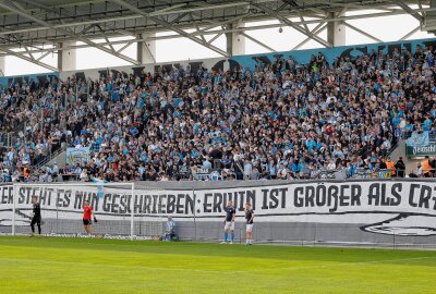 Doppelter Bozic beschert dem CFC gegen Zwickau frohe Ostern - Fans in der Chemnitzer Südkurve. Foto: Harry Härtel