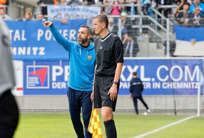 Doppelter Bozic beschert dem CFC gegen Zwickau frohe Ostern - CFC Cheftrainer Christian Tiffert diskutiert mit dem Linienrichter.Foto: Harry Härtel