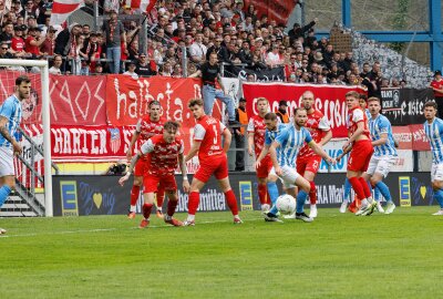Doppelter Bozic beschert dem CFC gegen Zwickau frohe Ostern - Es ist ein kampfbetontes Spiel. .Foto: Harry Härtel
