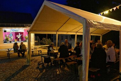 Dorffest erweckt Dittmannsdorfer Helden zum Leben - Auch abends war der Christine-Wünschmann-Platz noch gut besucht. Foto: Andreas Bauer