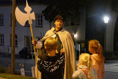 Dorffest erweckt Dittmannsdorfer Helden zum Leben - Enrico Münzner, der Vorsitzende des Heimatvereins, wurde zum Nachtwächter und führte interessierte Bürger durch das Dorf. Foto: Andreas Bauer
