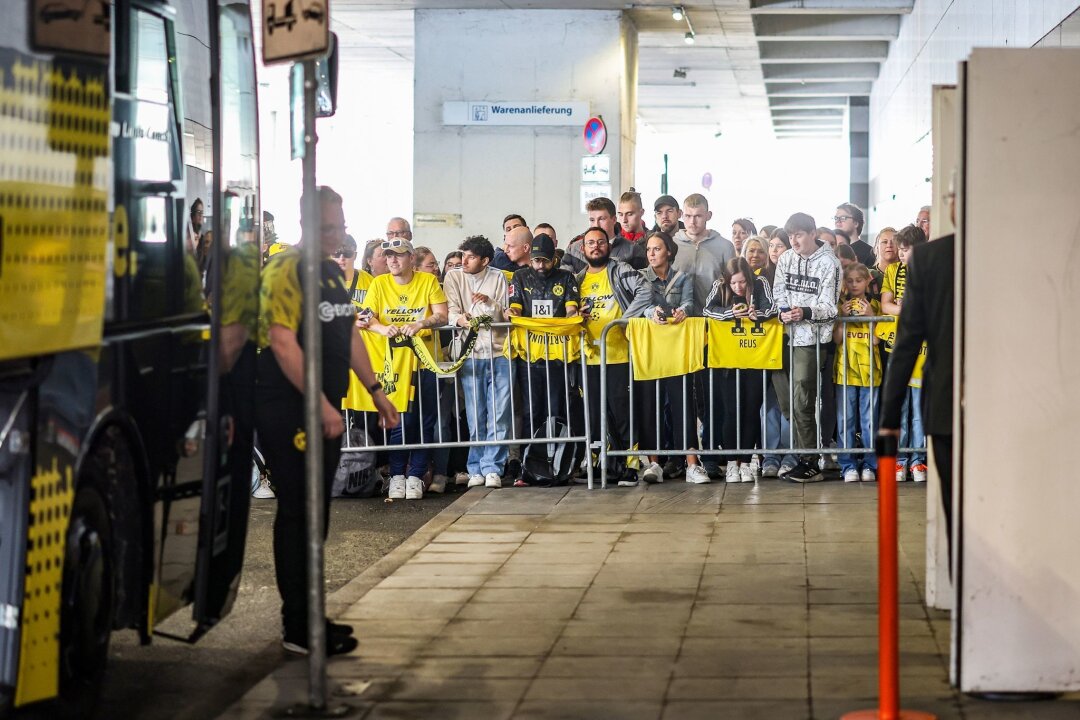 Dortmunder Finalisten am Flughafen von Fans empfangen - BVB-Fans warteten am Flughafen Dortmund auf die Mannschaft.