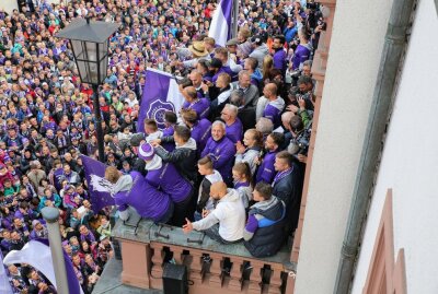 Dotchev: Warum der Rekordtrainer zum Kumpelverein passt - FCE-Aufstiegsfeier: Dotchev auf dem Balkon. Foto: Katja Lippmann-Wagner