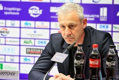 Dotchev: Warum der Rekordtrainer zum Kumpelverein passt - Pavel Dotchev auf einer Pressekonferenz. Foto: Katja Lippmann-Wagner