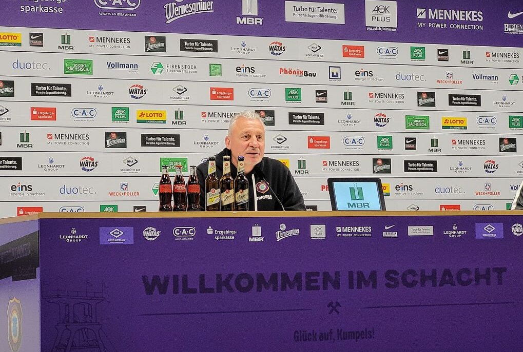 Dotchev: "Wir schulden unseren Fans einiges" - Cheftrainer Pavel Dotchev in der Pressekonferenz vor dem Spiel gegen Hansa Rostock. Foto: Katja Lippmann-Wagner