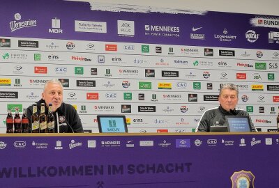 Dotchev: "Wir schulden unseren Fans einiges" - Cheftrainer Pavel Dotchev und Pressesprecher Peter Höhne (rechts). Foto: Katja Lippmann-Wagner