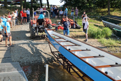 Drache zum Leben erweckt: Bootstaufe am Pöhler Stausee - Das 12,5 Meter lange Boot wurde mit dem Traktor in den Stausee geschoben. Foto: Thomas Voigt 