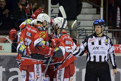 Drama in der Overtime! Eispiraten unterliegen Rosenheim - Ladislav Zikmund macht das 1:0 Foto: Andreas Kretschel