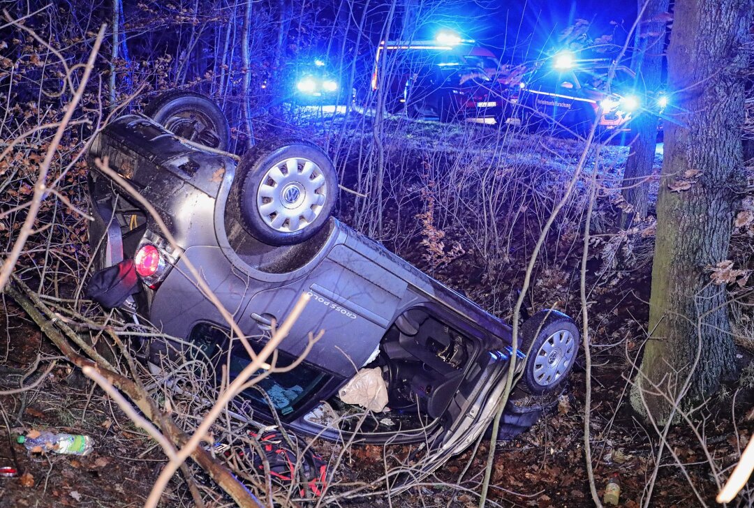 Dramatischer Unfall auf der S194: Polo überschlägt sich im Wald - Der Kleinwagen fuhr nach links in den Straßengraben bzw. den Wald, überschlug sich und blieb auf dem Dach liegen. Foto: Roland Halkasch