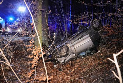 Dramatischer Unfall auf der S194: Polo überschlägt sich im Wald - Die Staatsstraße 194 war wegen des Unfalls gesperrt. Foto: Roland Halkasch
