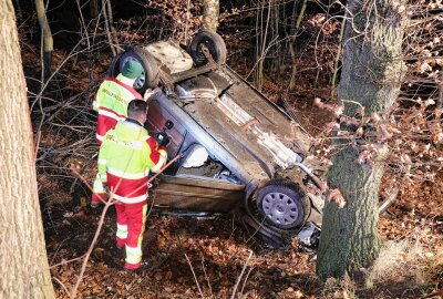 Dramatischer Unfall auf der S194: Polo überschlägt sich im Wald - Der Polofahrer wurde verletzt und ins Krankenhaus eingeliefert. Foto: Roland Halkasch