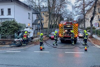 Dramatischer Vorfall: Gehwegkehrmaschine gerät in Flammen - Brand in Gehwegkehrmaschine in Chemnitz: Mitarbeiter entkommt unverletzt. Foto: xcitepress