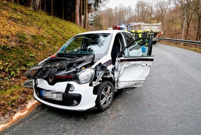 Am Dienstag ereignete sich gegen 13.30 Uhr auf der K8171, zwischen Drebach und Venusberg, ein Unfall zwischen einem LKW und einem PKW Renault. Foto: Harry Härtel