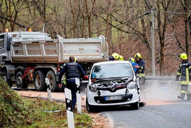Am Dienstag ereignete sich gegen 13.30 Uhr auf der K8171, zwischen Drebach und Venusberg, ein Unfall zwischen einem LKW und einem PKW Renault. Foto: Harry Härtel