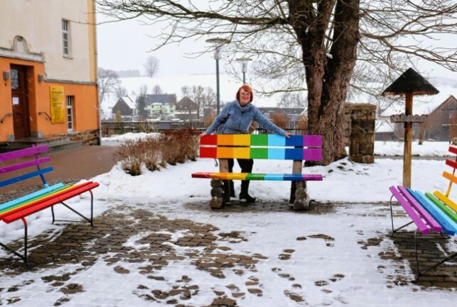 Drebach: Regenbogenbank wird von Vandalen zerstört - Saskia Kuban gibt nicht auf und hat nach der Zerstörung statt einer gleich drei Regenbogenbänke aufgestellt Foto: Ilka Ruck