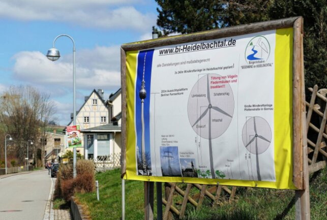 In Drebach macht die Bürgerinitiative "Gegenwind im Heidelbachtal" mit großen Plakaten auf den derzeit geplanten Windpark aufmerksam. Foto: Andreas Bauer