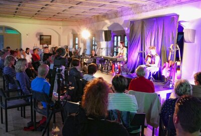Drebacher Ehepaar beweist mit Debüt-Album musikalischen Mut - Ort des Release-Konzerts war der Grüne Saal von Schloss Wildeck in Zschopau. Foto: Andreas Bauer