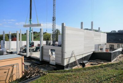 Drebacher Millionen-Projekt nimmt konkrete Formen an - Per Kran werden Teile der Wände in die richtige Position gebracht. Foto: Andreas Bauer