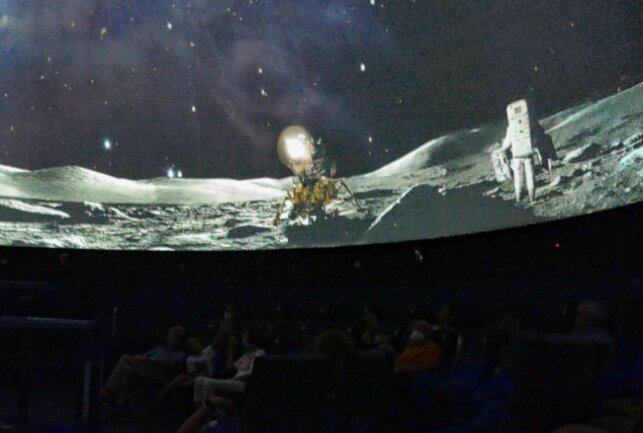 Drebacher Planetarium für die Zukunft gerüstet - Bei der Einweihung wurden die Besucher mitgenommen auf eine kurze Reise hinauf zu den Sternen. Foto: Andreas Bauer