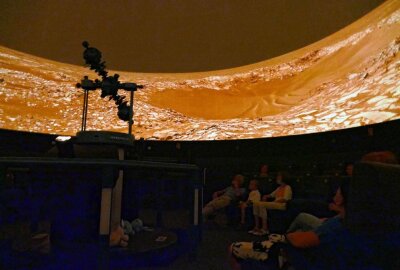 Drebacher Planetarium für die Zukunft gerüstet - Dabei wurde kurz auf dem einen oder anderen Planeten vorbeigeschaut. Foto: Andreas Bauer