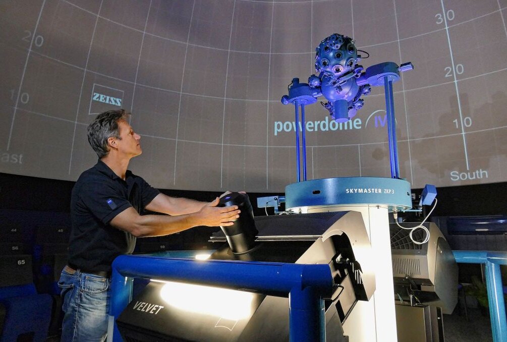 Drebacher Planetarium setzt auf neue Technik - Service-Techniker André Frenzel bei der Feinabstimmung der Projektoren. Foto: Andreas Bauer