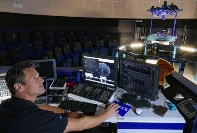 Drebacher Planetarium setzt auf neue Technik - Für die Installation ist auch viel Arbeit am Compute nötig. Foto: Andreas Bauer