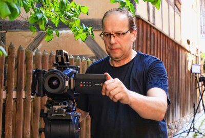 Dreharbeiten: Auf den Spuren eines Serienmörders - Regisseur Heintje Peter führt auch die Kamera für den Spielfilm "Karl Denke". Foto: Johannes Schmidt