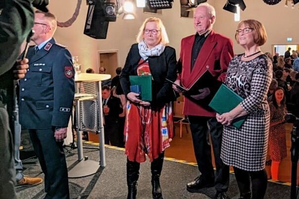 Drei Ehrenplaketten in Niederfrohna: Für den Ort engagiert - Ute Vogel, Erwin Bolland und Gerda Fey-Kreis wurden ausgezeichnet. Foto: Steffi Hofmann