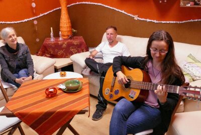 Drei junge Frauen sorgen in Zschopau für frischen Schwung - Mit ihrer Gitarre sorgt Elke Böhm im "Kulturcafé 432 Herz" für Unterhaltung. Foto: Andreas Bauer