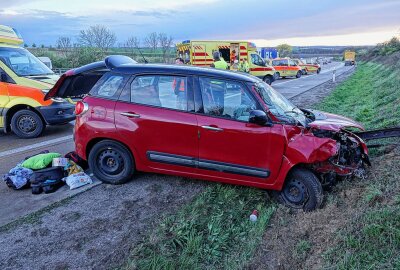 Drei Kinder und Oma schwer verletzt: Auto überschlägt sich bei Crash mit LKW auf A4 - Zwischen der As Wilsdruff und dem AD Nossen war ein PKW Fiat 500L auf ein LKW-Gespann Scania aufgefahren. Foto: Roland Halkasch