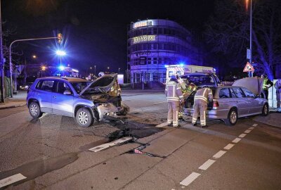 Drei Personen bei Kollision in Dresden verletzt - In Dresden kam es am Dienstagabend zu einem Verkehrsunfall. Foto: Roland Halkasch