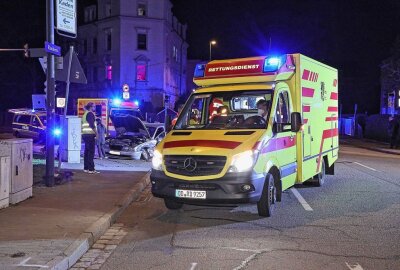 Drei Personen bei Kollision in Dresden verletzt - In Dresden kam es am Dienstagabend zu einem Verkehrsunfall. Foto: Roland Halkasch