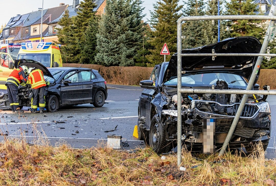 Drei Personen bei Unfall in Bad Schlema verletzt - In Bad Schlema kam es zu einem Verkehrsunfall zwischen zwei PKW. Foto: Niko Mutschmann