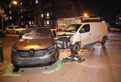 Drei PKW kollidieren an Kreuzung - Ein Fahrer verletzt - Unfall in Dresden mit drei PKW. Foto:Roland Halkasch