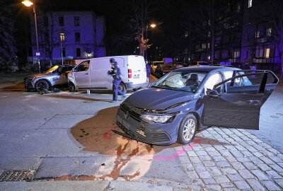 Drei PKW kollidieren an Kreuzung - Ein Fahrer verletzt - Unfall in Dresden mit drei PKW. Foto:Roland Halkasch