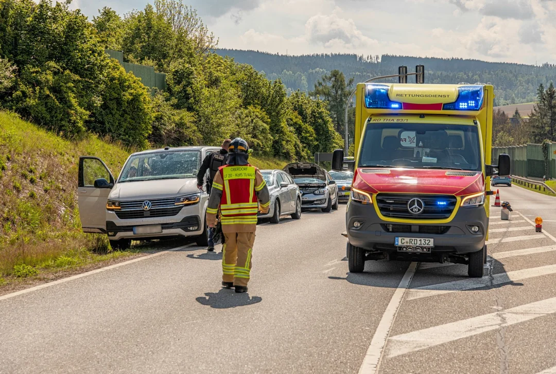 Drei PKW kollidieren im Erzgebirge: Vier Personen verletzt - . Zum Sachschaden liegen noch keine Angaben vor. Foto:André Maerz