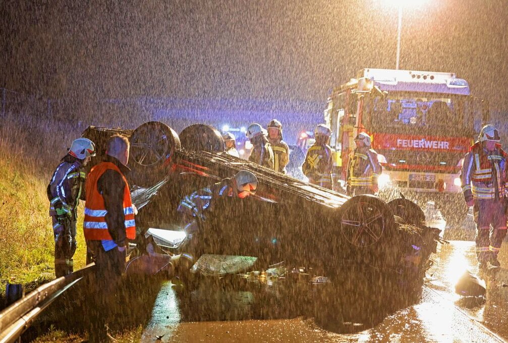 Drei Schwerverletzte bei Unfall auf der A4: PKW überschlägt sich - Am Sonntagabend ereignete sich ein Verkehrsunfall auf der A4.Foto: Andreas Kretschel