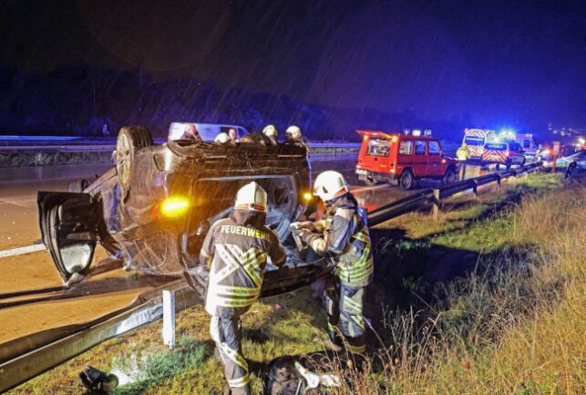 Drei Schwerverletzte bei Unfall auf der A4: PKW überschlägt sich - Am Sonntagabend ereignete sich ein Verkehrsunfall auf der A4.Foto: Andreas Kretschel