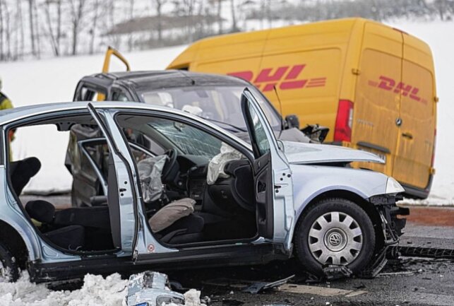Drei Schwerverletzte bei Unfall auf Landstraße - Ein schwerer Verkehrsunfall ereignete sich am Donnerstagmittag bei Sohland/Spree. Foto: LausitzNews/Jens Kaczmarek