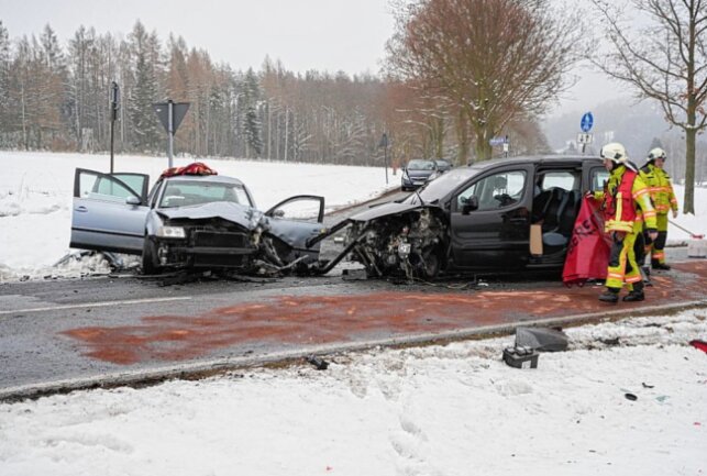 Drei Schwerverletzte bei Unfall auf Landstraße - Ein schwerer Verkehrsunfall ereignete sich am Donnerstagmittag bei Sohland/Spree. Foto: LausitzNews/Jens Kaczmarek