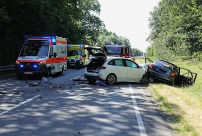Drei Schwerverletzte nach Crash in Moritzburg - Unfall Moritzburg. Foto: Roland Halkasch