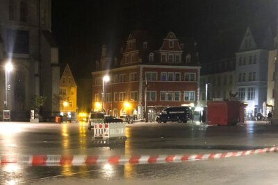Drei Schwerverletzte nach Explosion auf Hallenser Klo: Spraydosen als Ursache? - Polizeifahrzeuge stehen vor dem Marktschlösschen auf dem Marktplatz.