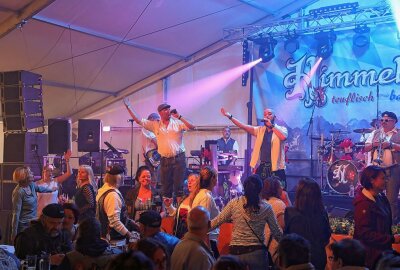 Drei Tage Feierlaune beim Vugelbeerfast in Lauter-Bernsbach - 2019 die "Himmeltaler" am Samstag im Festzelt für ausgelassene Partystimmung. Foto: Carsten Wagner