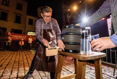 Drei Tage Stadtfest mit Rummel, Lasershow und Joe Cocker-Sound - Bürgermeister Lars Naumann beim Fassanstich. Foto: Ralf Jerke/Archiv