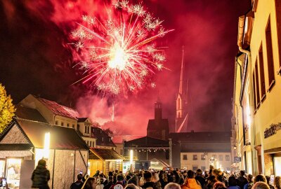 Drei Tage Stadtfest mit Rummel, Lasershow und Joe Cocker-Sound - Mit einem Höhenfeuerwerk ging das Burgstädter Stadtfest 2022 zu Ende. Foto: Ralf Jerke/Archiv