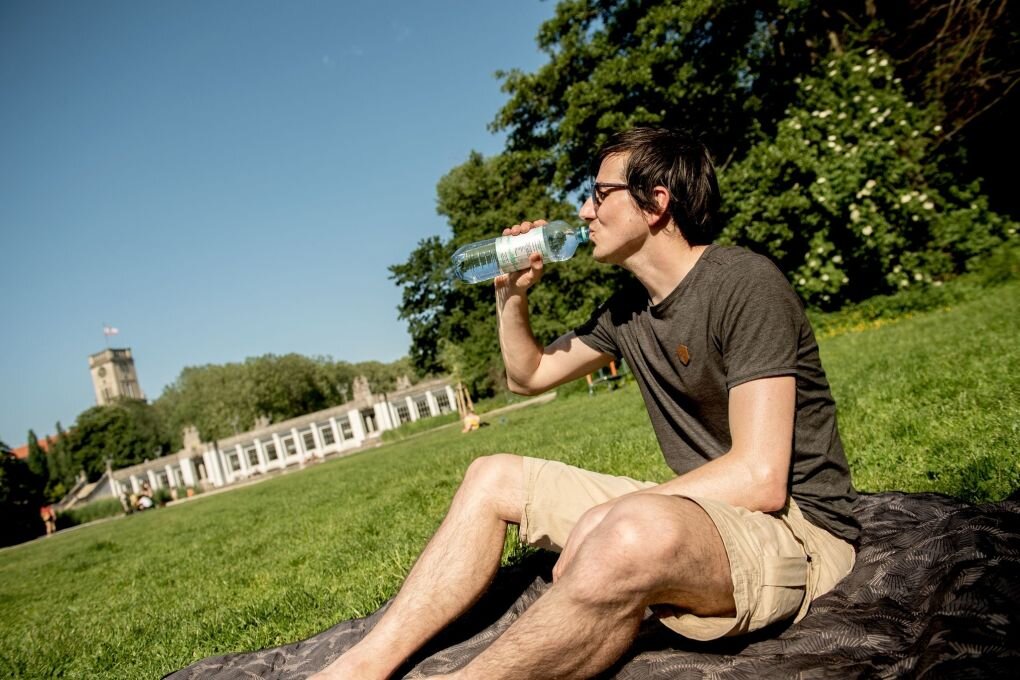 Drei Tipps, um gut durch Sommertage zu kommen - Ausreichend trinken - das ist an Sommertagen besonders wichtig. Eiskaltes Wasser sollte es aber besser nicht sein, denn das kann zu Magenkrämpfen führen.
