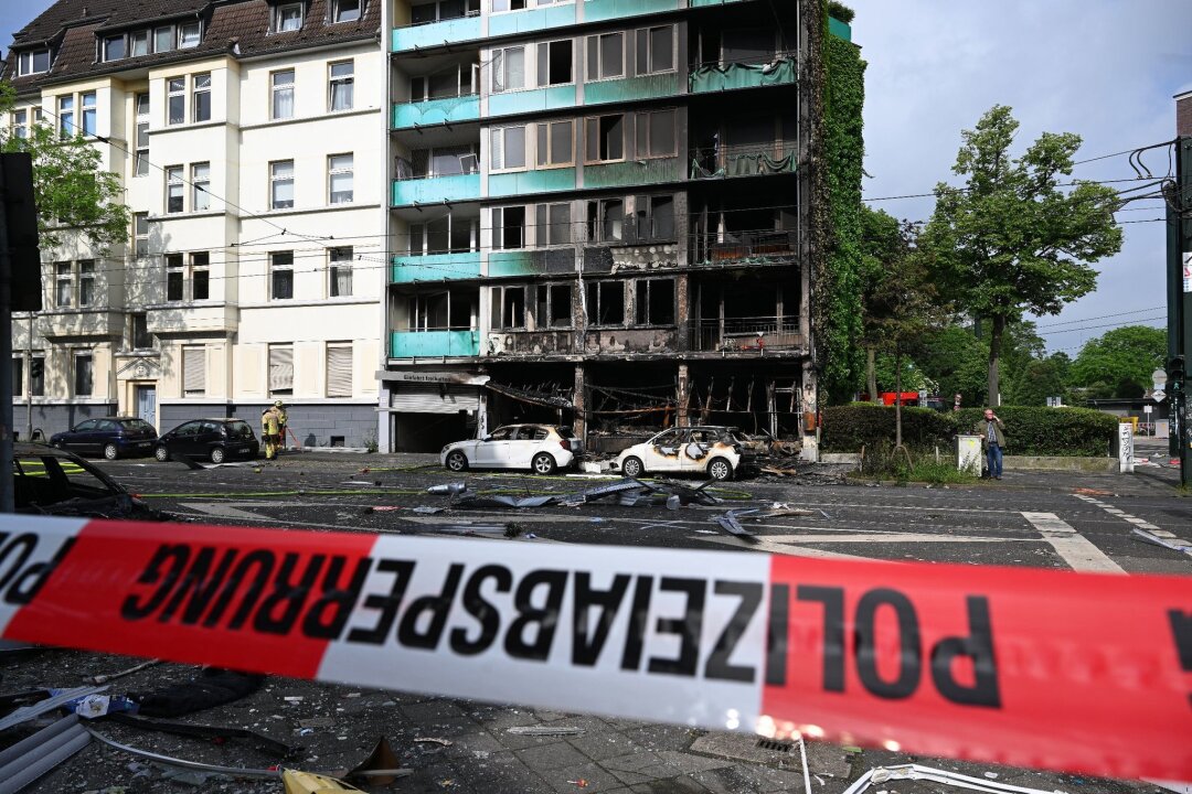 Drei Tote bei Brand in Düsseldorf - Die Unglücksstelle ist mit Trümmern übersät.