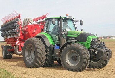 Drei Traktoren gestohlen - Symbolbild. Ein Traktor der Marke Deutz zieht ein landwirtschaftliches Gerät. Foto: Filippo78/Pixabay